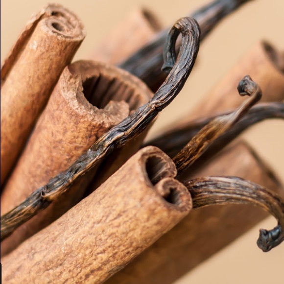 Cinnamon and vanilla candle!! - Picture 2 of 2